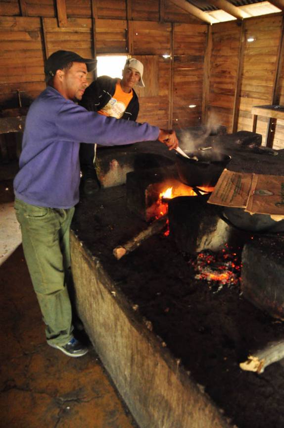 Cozinhando nosso jantar no refúgio em Compartición, pouco abaixo do Pico Duarte, na República Dominicana